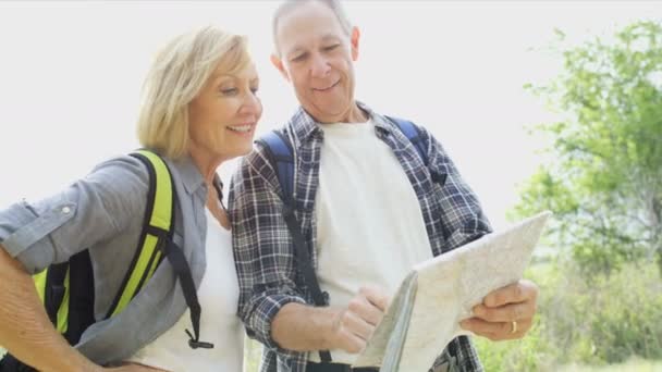 Couple reading map — Stock Video