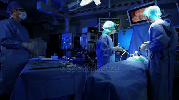 Kirurgiska team utföra laparoskopi operation — Stockvideo