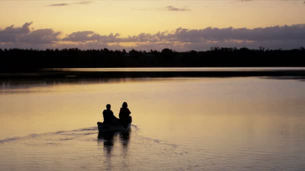 Viaje en kayak pareja en el lago — Vídeo de stock