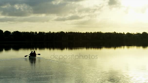 Couple canoë sur le lac — Video