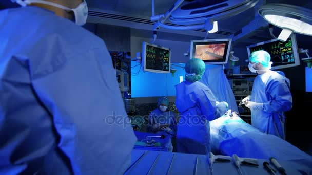 Medical team training in operating theater — Stock Video