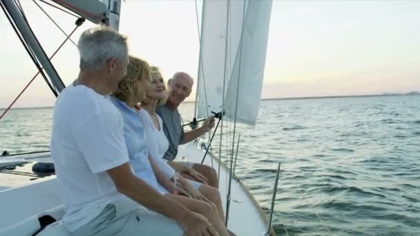 Couples sailing on the ocean — Stock Video