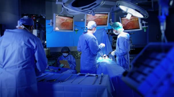 Equipo quirúrgico preparándose para realizar la operación — Vídeos de Stock