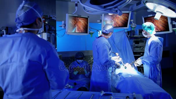 Chirurgisch team bewerking uitvoeren — Stockvideo