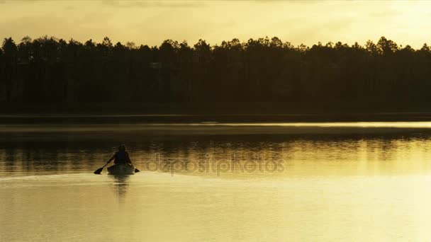 Paar im Kanu auf dem See — Stockvideo