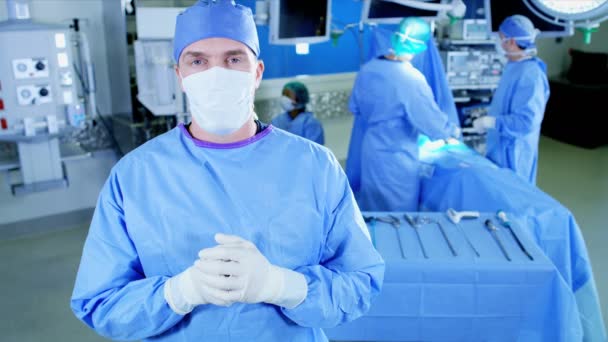Dokter bekijken chirurgisch team uitvoeren chirurgie — Stockvideo
