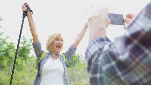 Paar nemen foto op wandeling — Stockvideo