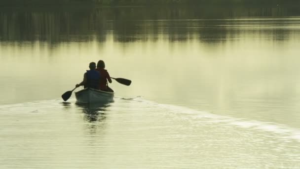 Pasangan memiliki perjalanan kayak — Stok Video