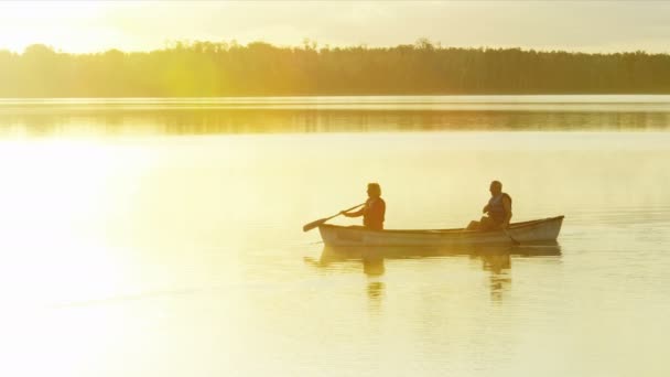 Pareja de kayak en el lago — Vídeos de Stock