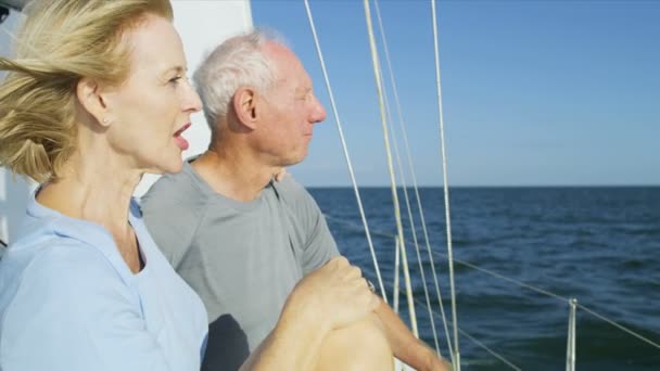 Pareja en su yate de vela — Vídeo de stock