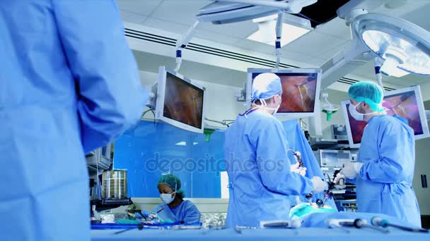 Realización de cirugía de laparoscopia en el paciente — Vídeo de stock