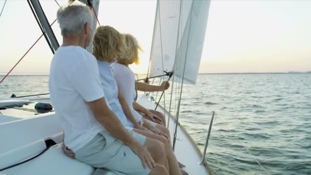 Vänner som seglar på havet — Stockvideo