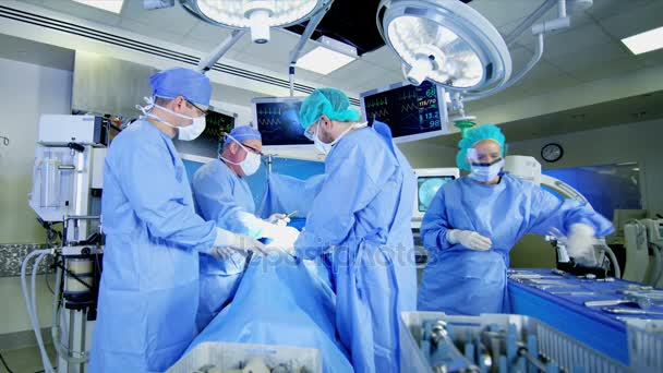 Equipo quirúrgico que realiza la cirugía ortopédica — Vídeo de stock