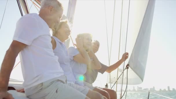 Par som seglar på yacht — Stockvideo