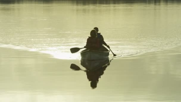 Пара на каяке на озере — стоковое видео