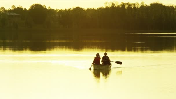 Couple faisant un voyage en kayak — Video