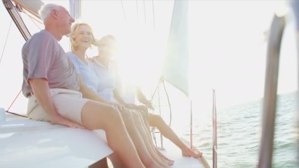 Casais navegando no oceano — Vídeo de Stock