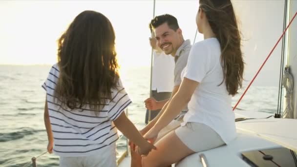 Rodziny na jacht — Wideo stockowe