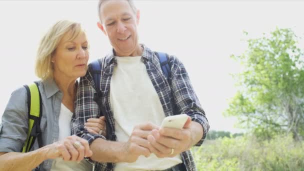 Couple using mobile — Stock Video