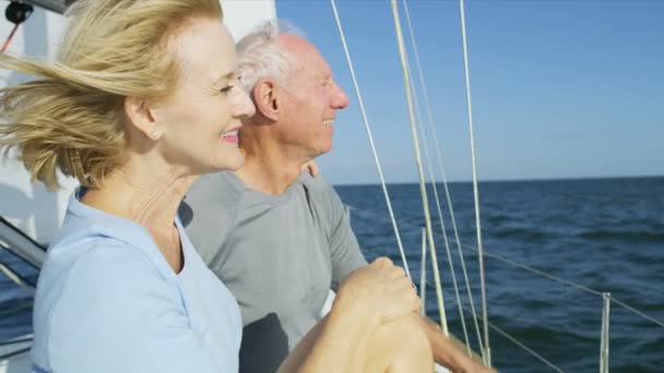 Paar segelt auf Jacht — Stockvideo