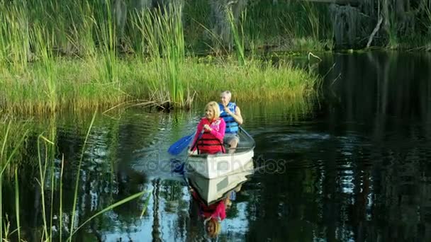 Paar kanoën op het meer — Stockvideo