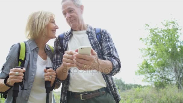 Paar kijken foto op mobiel — Stockvideo