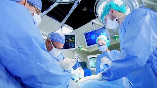 Equipo médico que realiza cirugía ortopédica — Vídeos de Stock