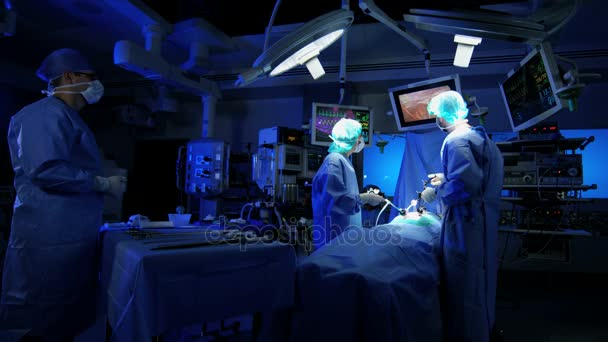 Equipe médica realizando operação — Vídeo de Stock