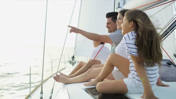 Familia navegando en yate — Vídeos de Stock