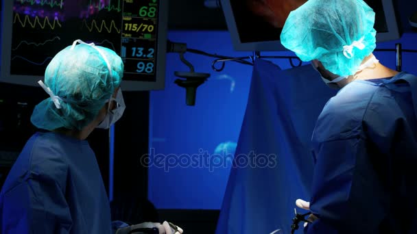 Sjukhuset specialistteam i scrubs på operationssalen — Stockvideo