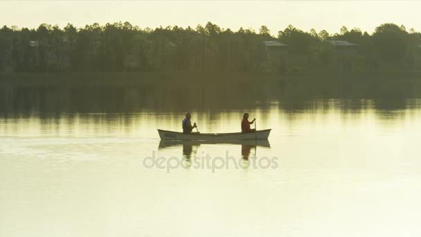 Пара в лодке на озере — стоковое видео