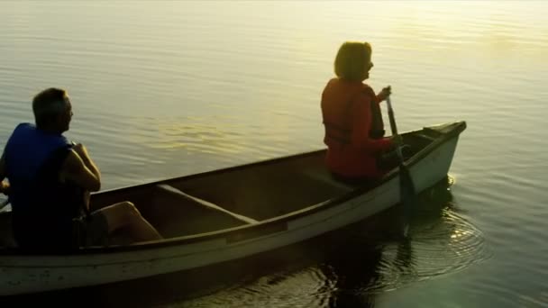 Seniors kayaking on the lake — Stock Video