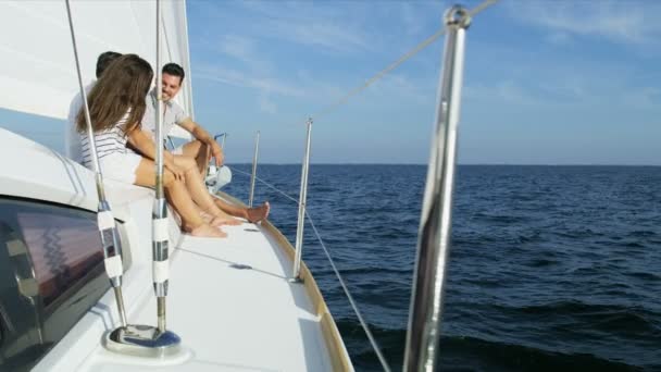 Родители с сыном и дочерью путешествуют на яхте — стоковое видео