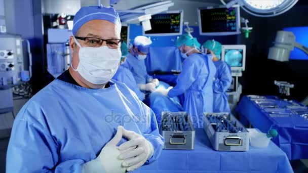 Equipe médica realizando cirurgia ortopédica — Vídeo de Stock