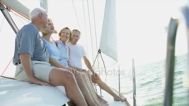 Coppie sul loro yacht a vela — Video Stock