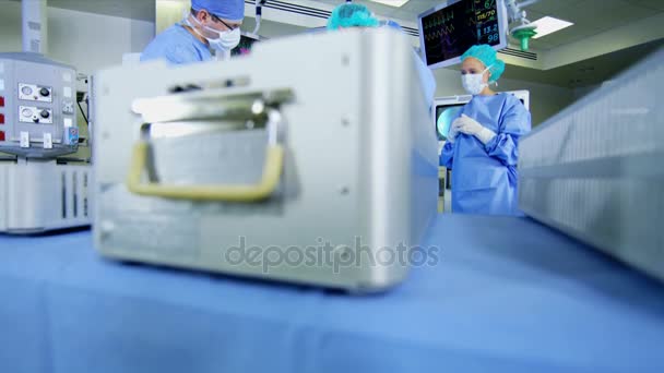 Equipe cirúrgica realizando cirurgia ortopédica — Vídeo de Stock