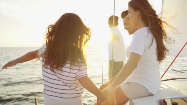 Rodina, plachtění na jachtě — Stock video
