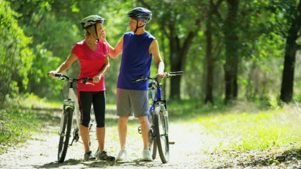 Casal tendo viagem de bicicleta — Vídeo de Stock