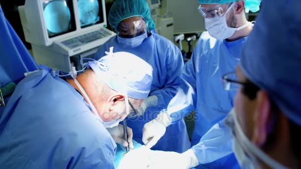 Equipe hospitalar realizando operação ortopédica — Vídeo de Stock