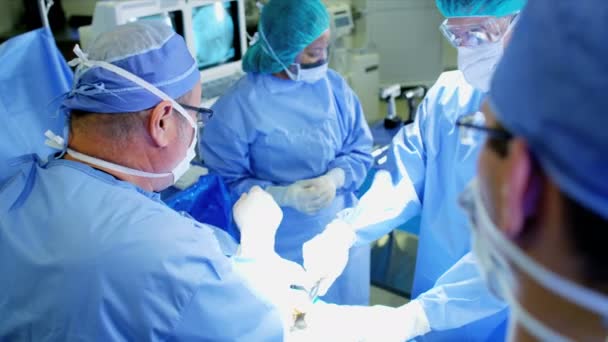 Chirurgie-Team führt orthopädische Operationen durch — Stockvideo