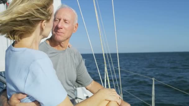 Pareja navegando en el mar — Vídeo de stock
