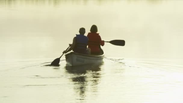 Paar met kayaking reis — Stockvideo