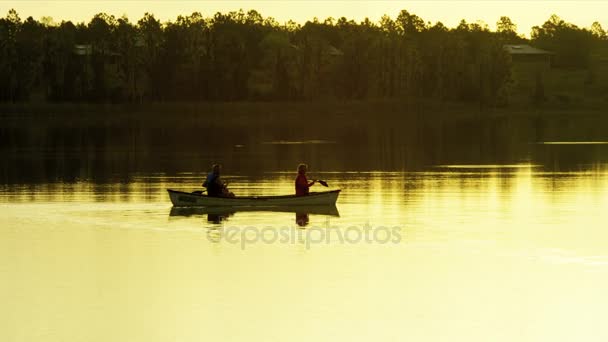 Pareja en el kayak en el lago — Vídeo de stock