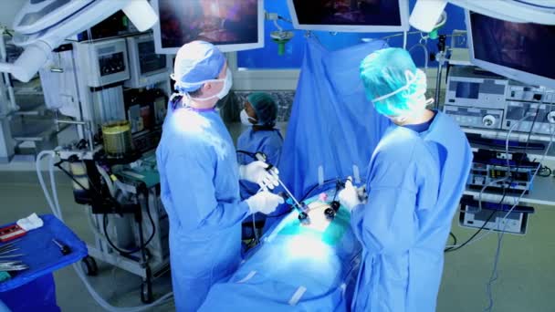 Realização de cirurgia de laparoscopia no paciente — Vídeo de Stock
