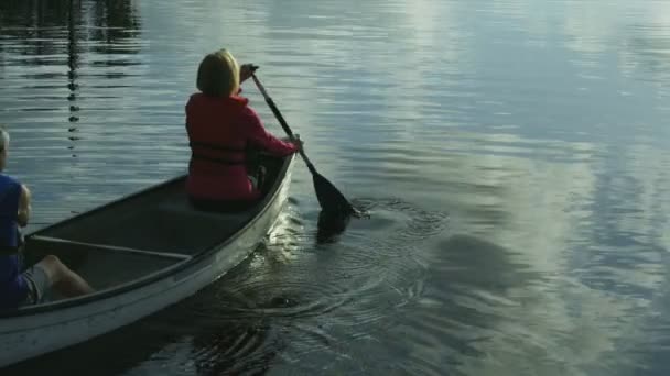 Старшеклассники на байдарках по озеру — стоковое видео