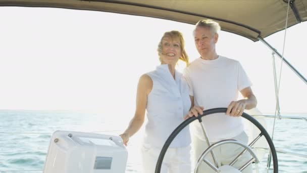 Man en vrouw op hun zeilboot — Stockvideo