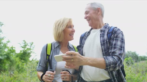 Pareja viendo foto en el móvil — Vídeos de Stock