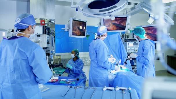 腹腔鏡下の手術を行う医療チーム — ストック動画
