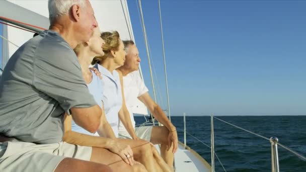 Freunde auf ihrem Segelboot — Stockvideo