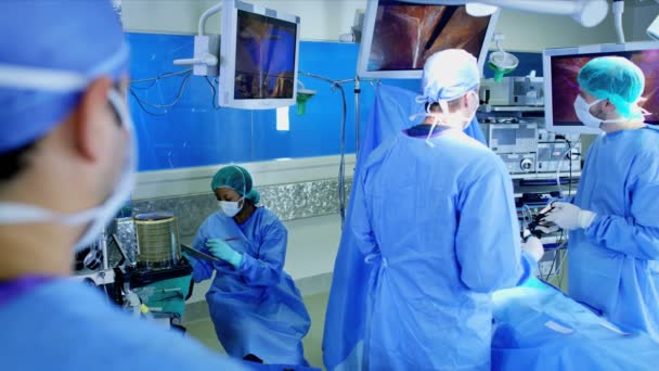 Tim medis menggunakan Endoscopy — Stok Video